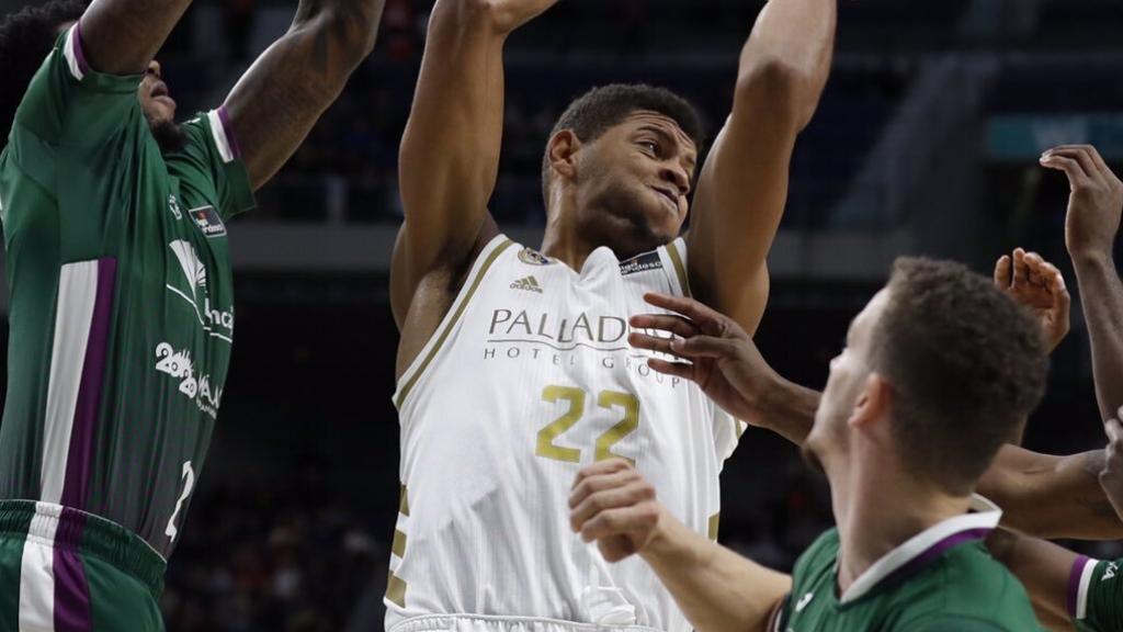 Tavares pelea un rebote durante el partido de la Liga Endesa entre Real Madrid y Unicaja