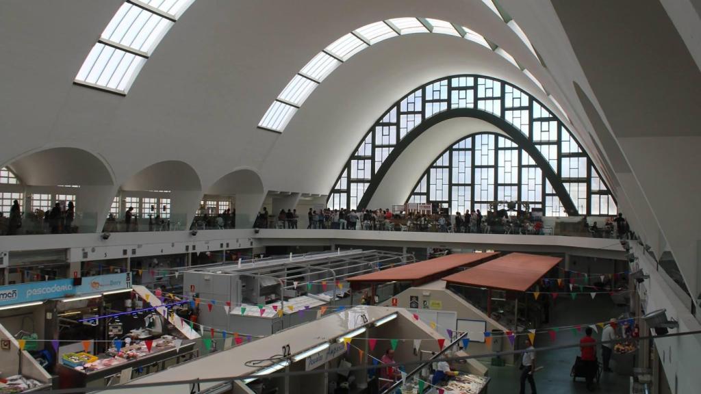 Interior de San Agustín durante la celebración de un mercado.
