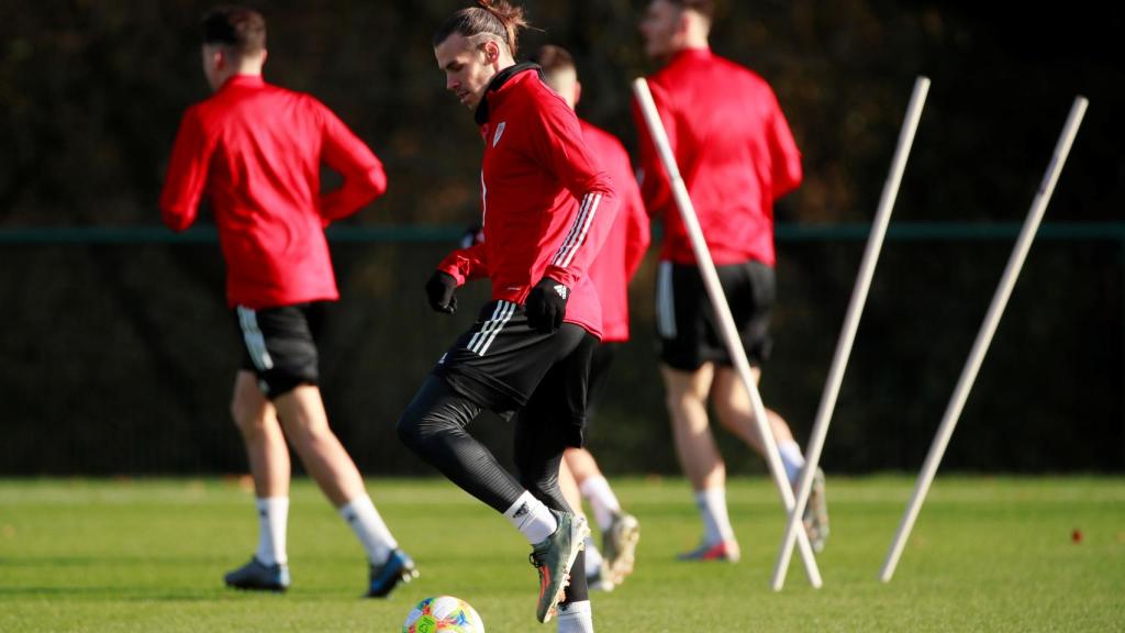Bale entrenándose con Gales.