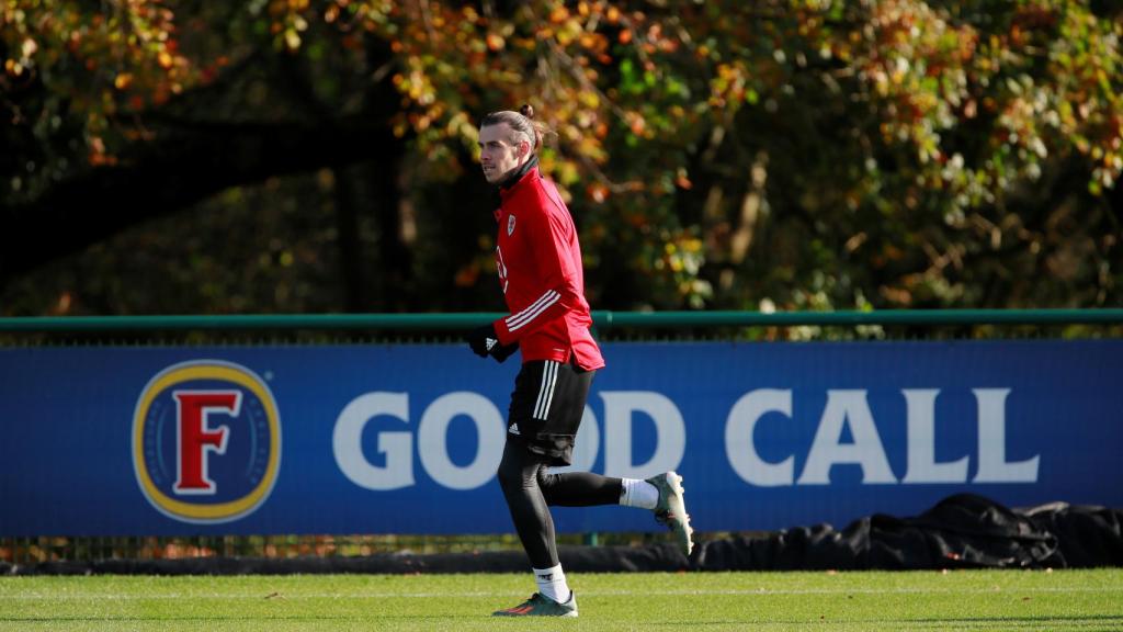 Bale corriendo con Gales.