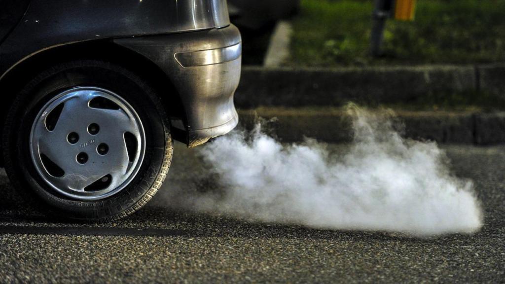 Así sale el humo contaminado de un coche.