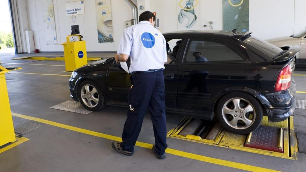 Un vehículo pasa la ITV.