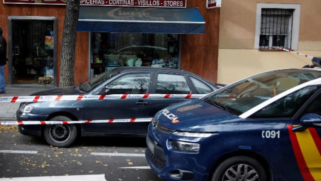 Coches de policía frente a la tienda donde fue hallado el cuerpo.