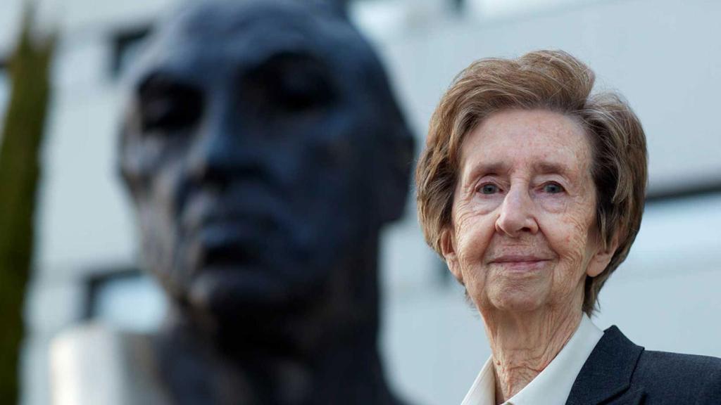 Margarita Salas, ante el busto de unos de sus maestros, Severo Ochoa.