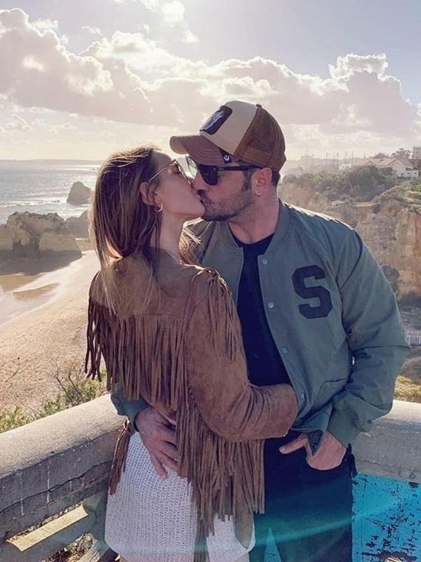 Yana Olina y Bustamante hace un año que no esconden su amor.