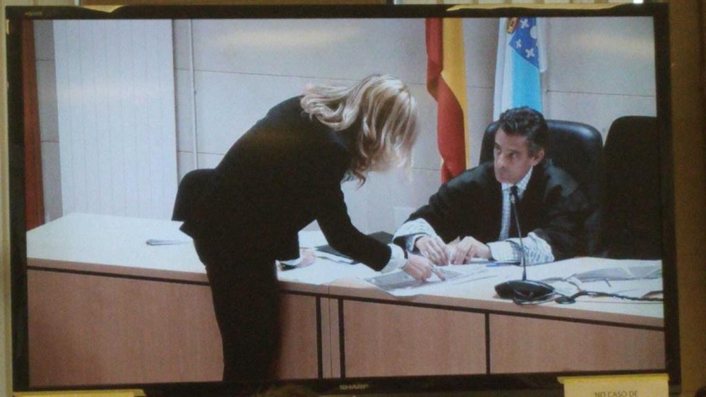 La madre de Diana Quer señala al juez el recorrido de su hija cuando regresaba a casa la noche del crimen.