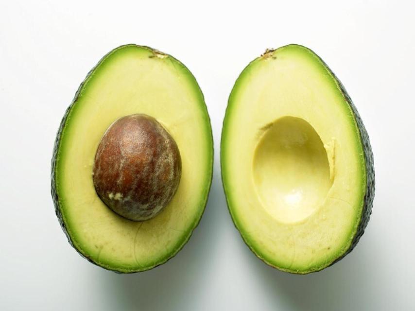 El aguacate tiene beneficios para el cuidado del cabello y de la piel.