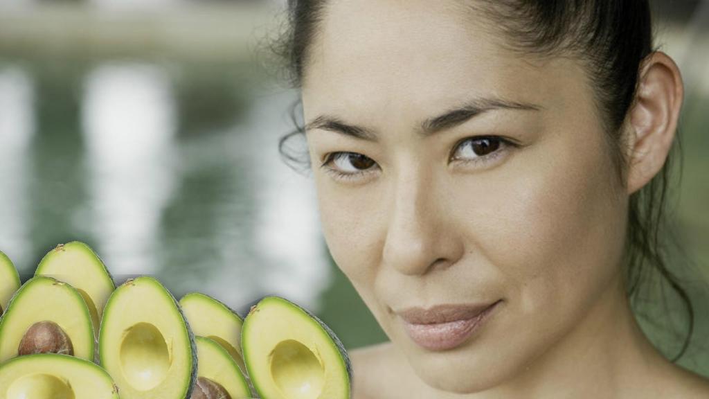 Una modelo junto a un aguacate, en un montaje de JALEOS.