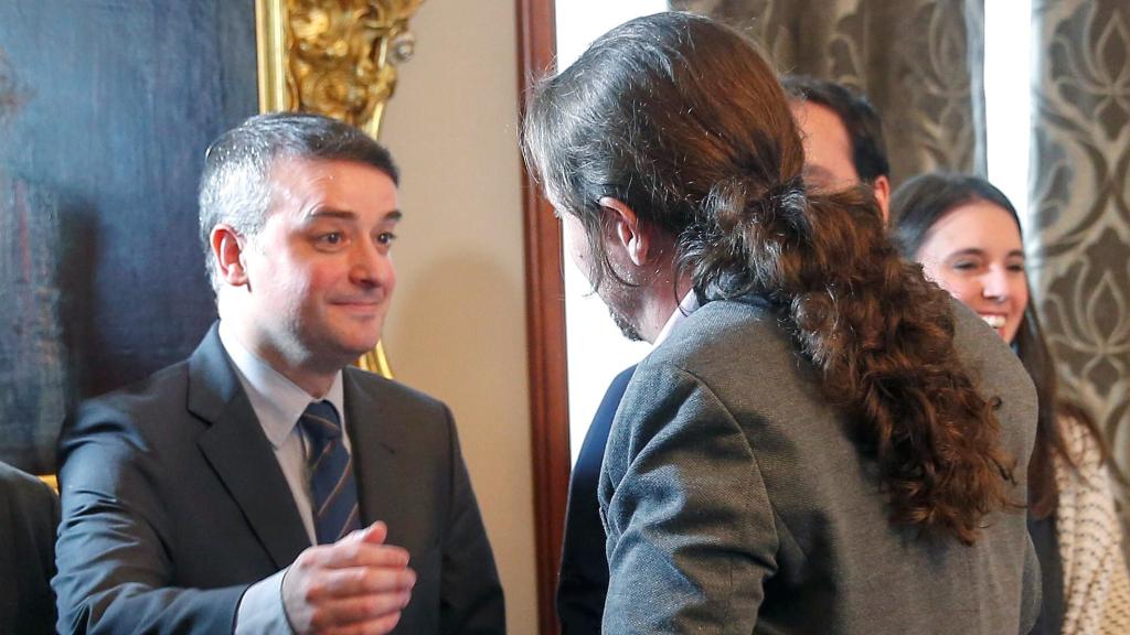 Pablo Iglesias saluda a Iván Redondo, jefe de Gabinete de Pedro Sánchez, tras la firma del acuerdo de coalición.