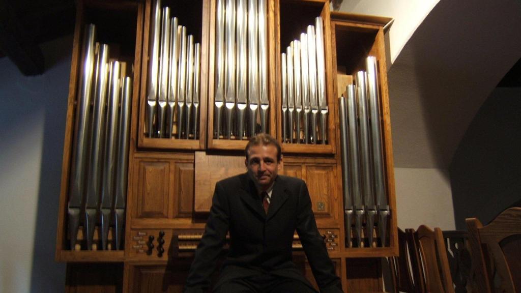 El músico que lo vendió todo y viaja en moto ‘resucitando’ órganos en Galicia