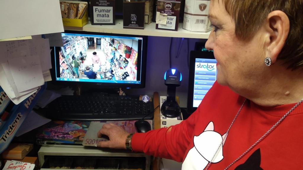 Toñi Vives Pérez visionando las imágenes del atraco que repelió en su estanco de Algezares el pasado domingo 3 de noviembre.