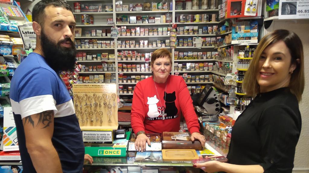 Toñi cuenta a dos amigos, Sergio y Miriam, cómo plantó cara al atracador que entró en su estanco con un arma blanca.