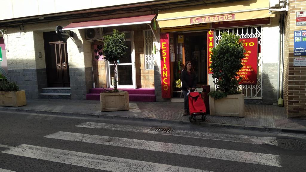 El estanco de Algezares está situado en la céntrica calle Saavedra Fajardo.