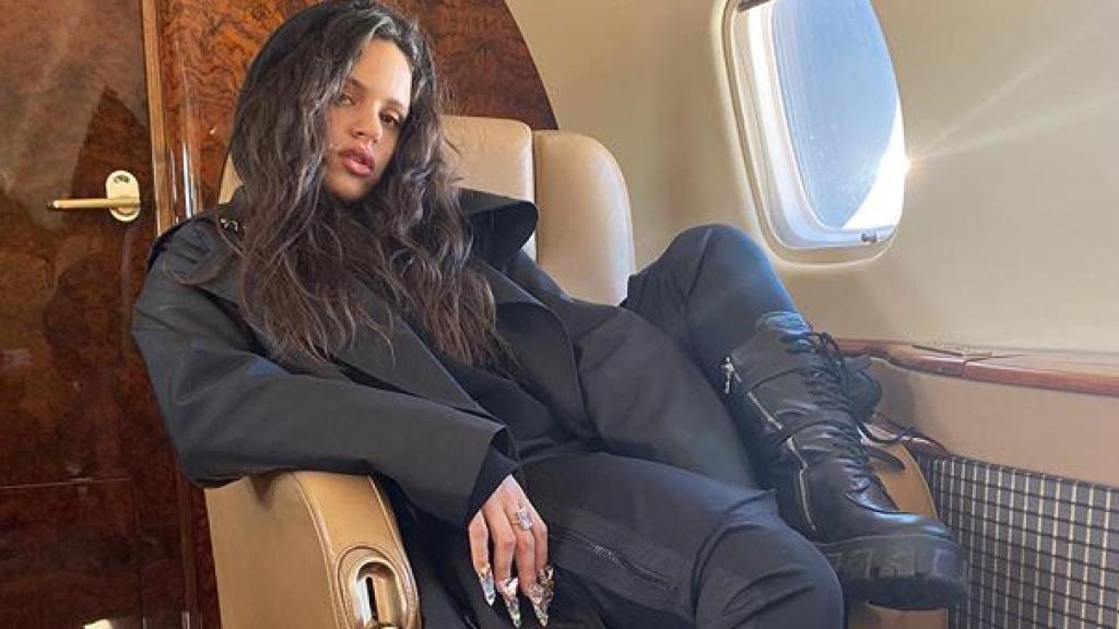 Rosalía con botas de las botas Monolith de Prada.