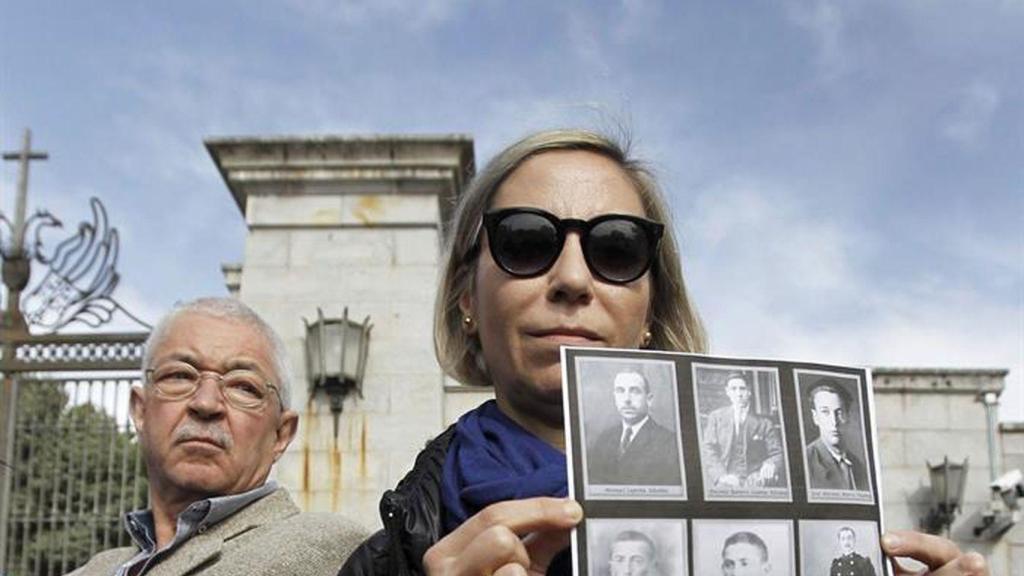 Representantes de la Asociación de Familiares Pro Exhumación de los Republicanos del Valle de los Caídos, a las puertas del mausoleo.