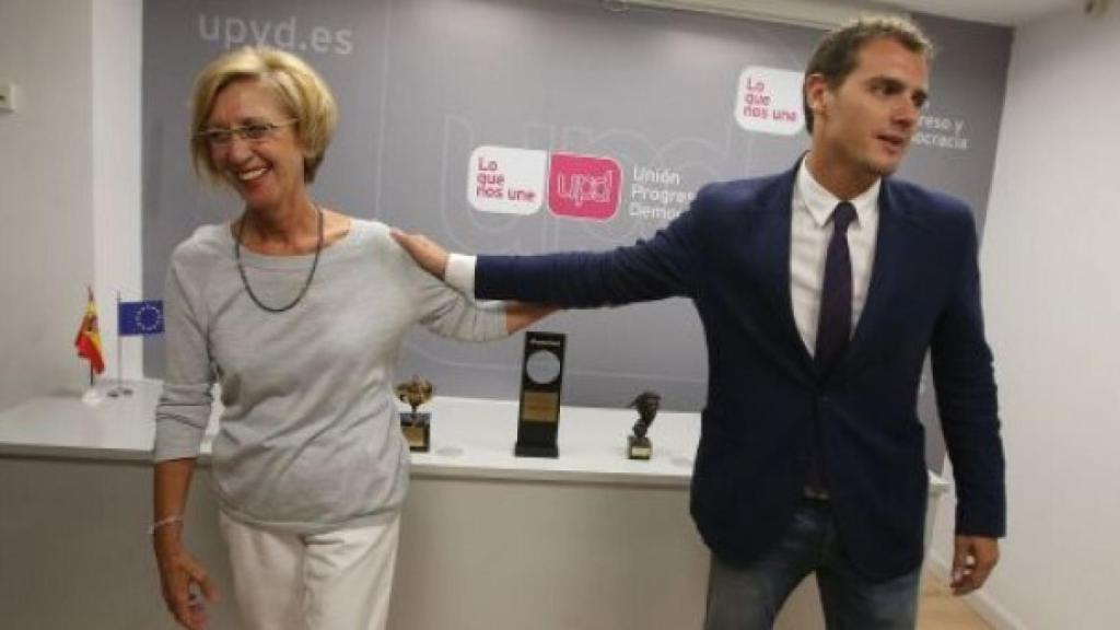 Rosa Díez y Albert Rivera, en una reunión exploratoria para una posible alianza en 2014, en la sede de UPyD.