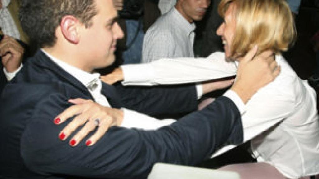 Rosa Díez abraza a Albert Rivera en la presentación de Ciutadans en Madrid, en mayo de 2006.