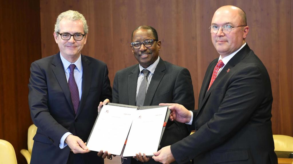 Imagen de la firma de la renovación del acuerdo.