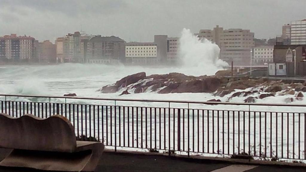 Fuerte oleaje en la costa coruñesa en una foto de archivo.