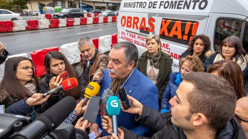 Ángel García Seoane atiende a los medios antes de iniciar su acampada