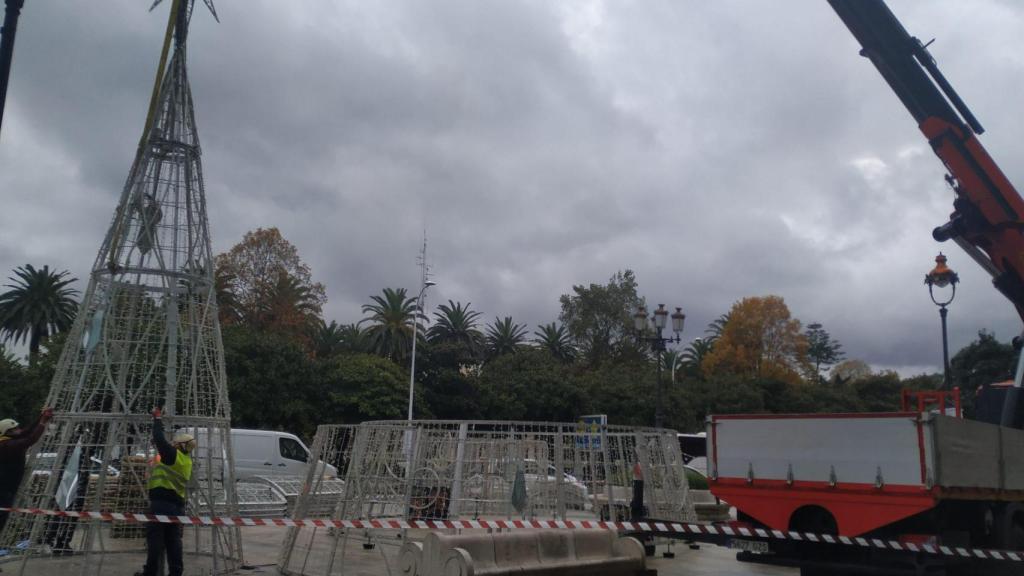 Montaje esta mañana del árbol en el Obelisco
