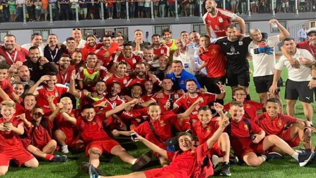 Oscar Alonso, junto a la plantilla campeona de la temporada pasada