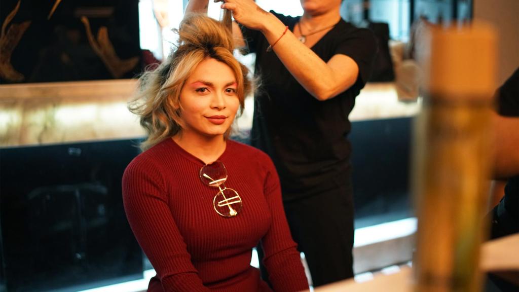 Peinan y preparan a una modelo 'trans' para el desfile.