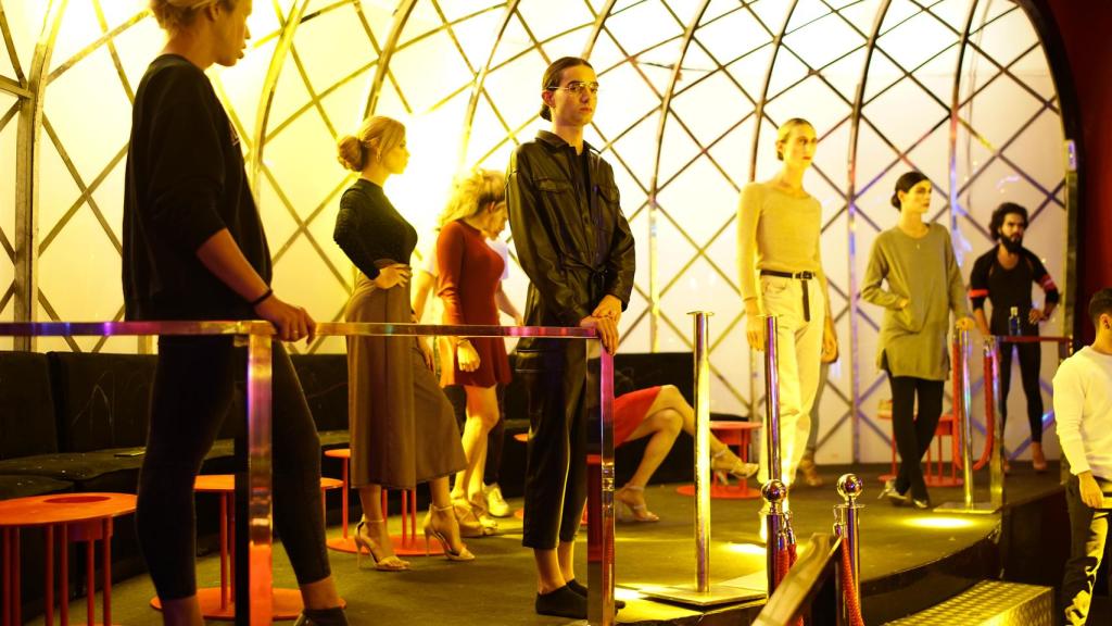 Los modelos luciendo sus trajes en la pasarela.