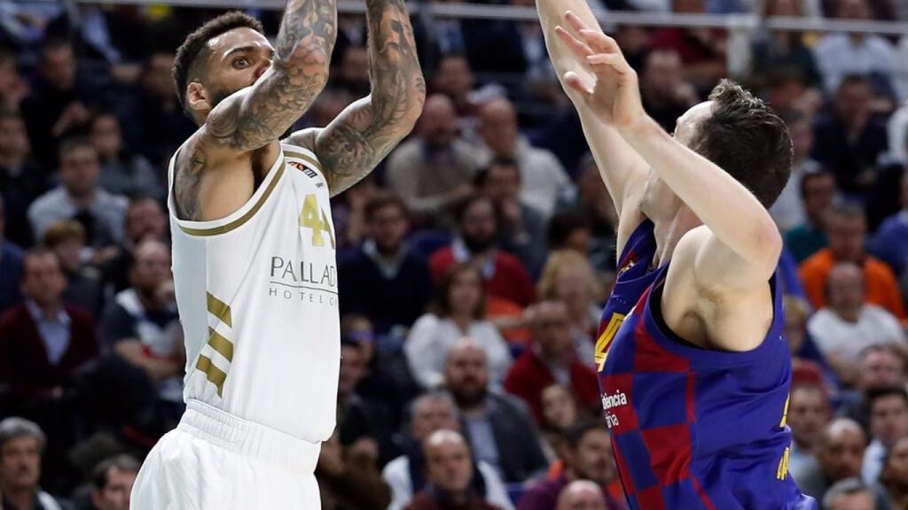 Taylor lanza a canasta en el duelo de Euroliga entre Real Madrid y Barcelona