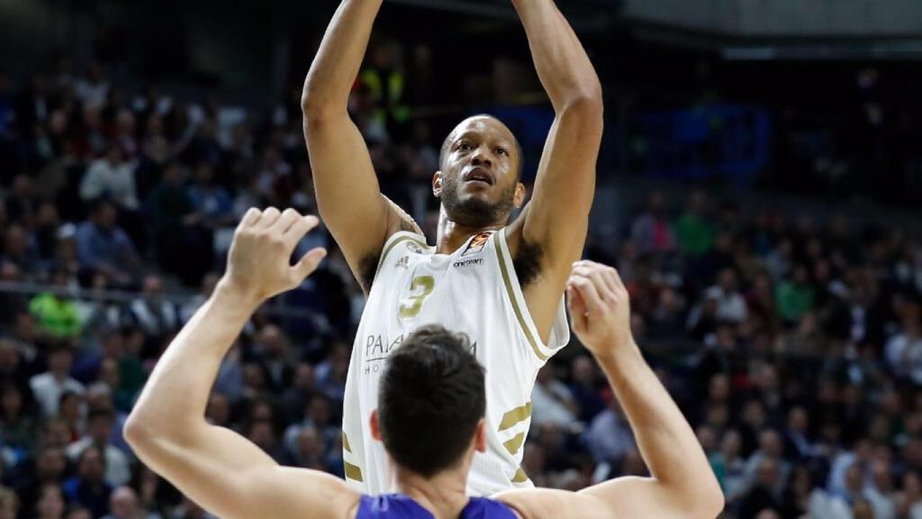 Randolph lanza a canasta durante el partido de Euroliga entre Real Madrid y Barcelona