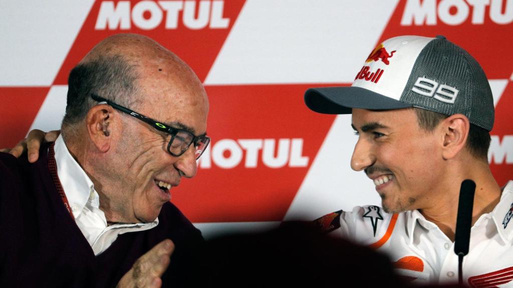 Jorge Lorenzo tiene un gesto de cariño hacia Carmelo Ezpeleta