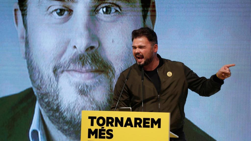 Gabriel Rufián durante un acto de ERC, frente a la imagen de Oriol Junqueras.