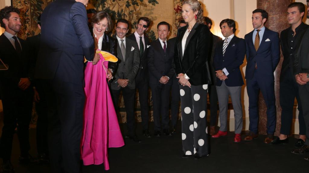 La infanta Elena ha reconocido que su padre y su abuela le inculcaron la pasión por los toros.