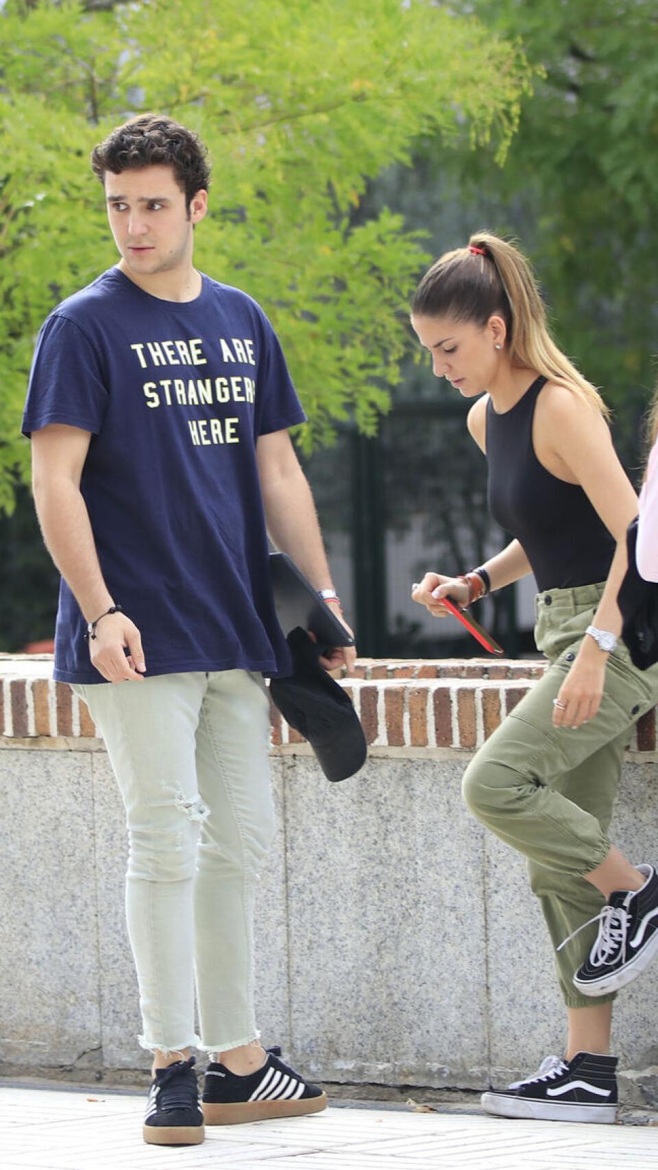 Froilán de Marichalar y Mar Torres-Fontes en los aledaños de su universidad.