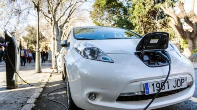 Un coche eléctrico en uno de los puntos de recarga.
