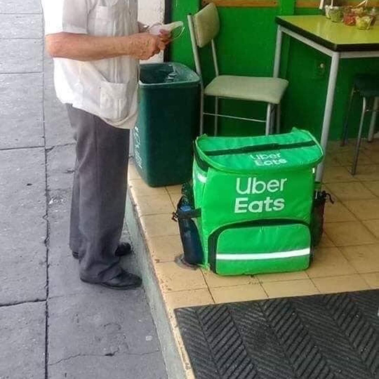 Francisco trabajando en un foto subida por varios usuarios a las redes sociales