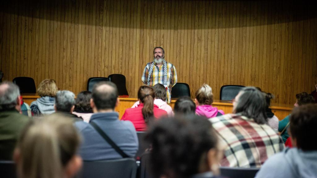 Los vecinos de Marinaleda escuchando atentamente a su alcalde durante una asamblea.