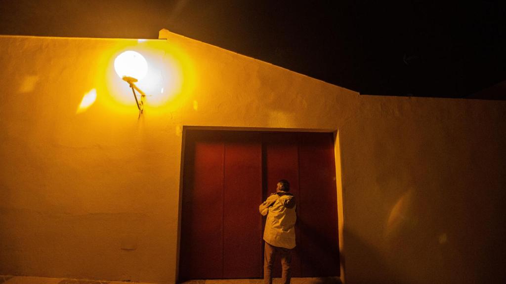 El líder jornalero, llegando a su casa, construida por él mismo.