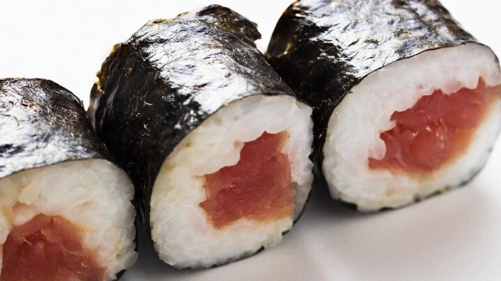 Unas piezas de sushi.