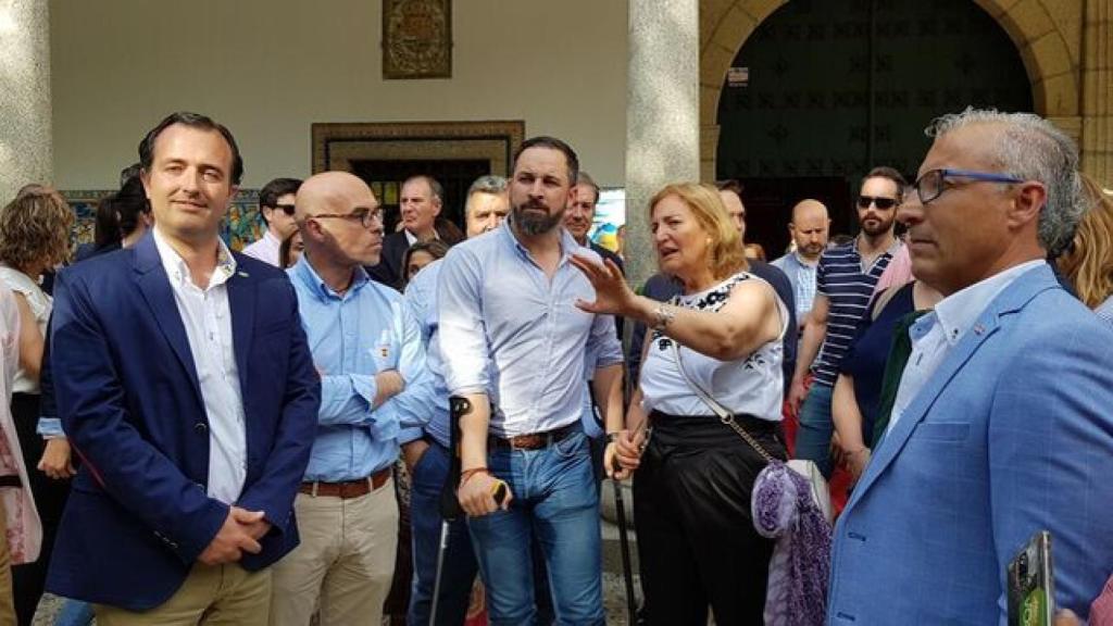 El presidente de Vox, luciendo una lesión tras practicar deporte.