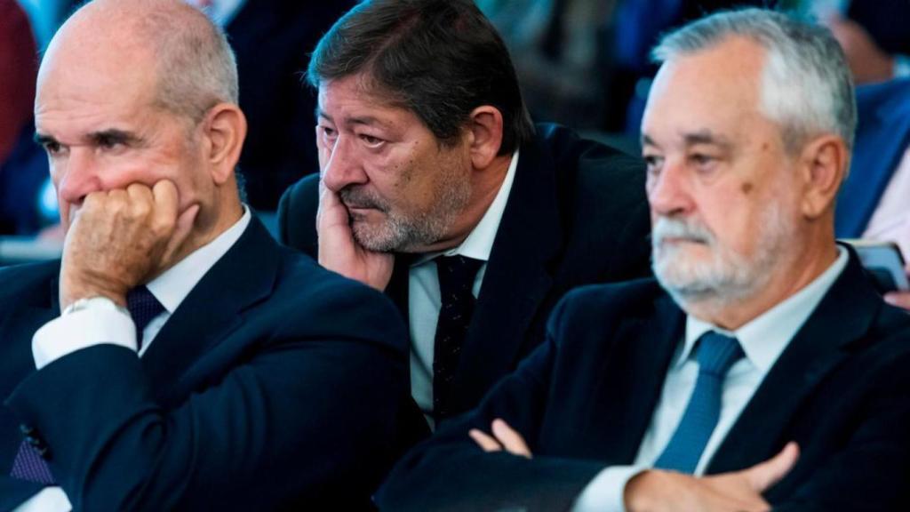 Los expresidentes de la Junta de Andalucía Manuel Chaves y José Antonio Griñán, delante de Francisco Javier Guerrero, durante el juicio de los ERE.