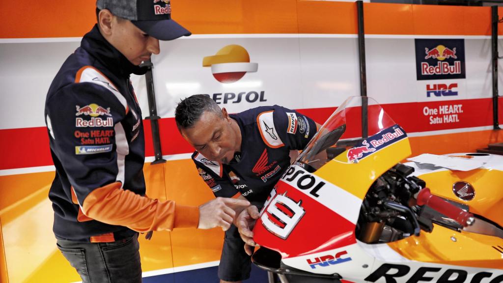 Juan Llansá, junto a Jorge Lorenzo, en el box del equipo Repsol Honda.