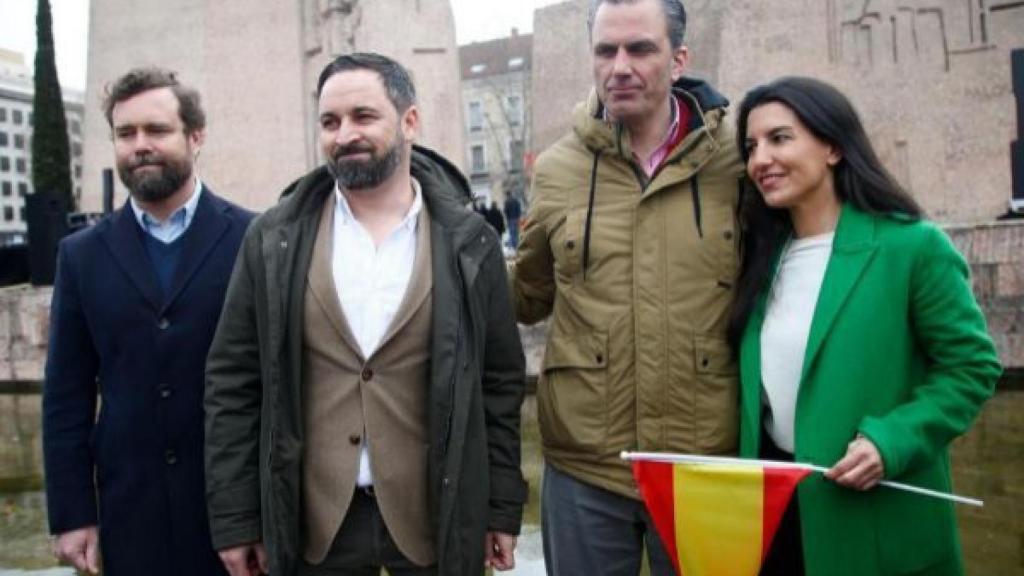 Santiago Abascal, en la plaza de Colón, junto a sus colaboradores más cercanos.