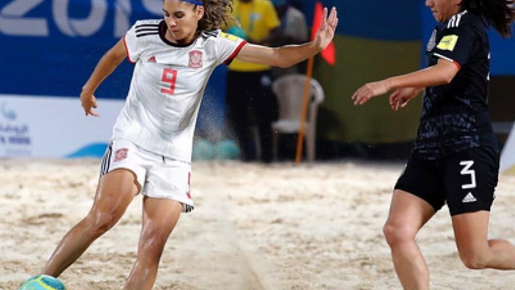 Carol González con la selección española de fútbol playa