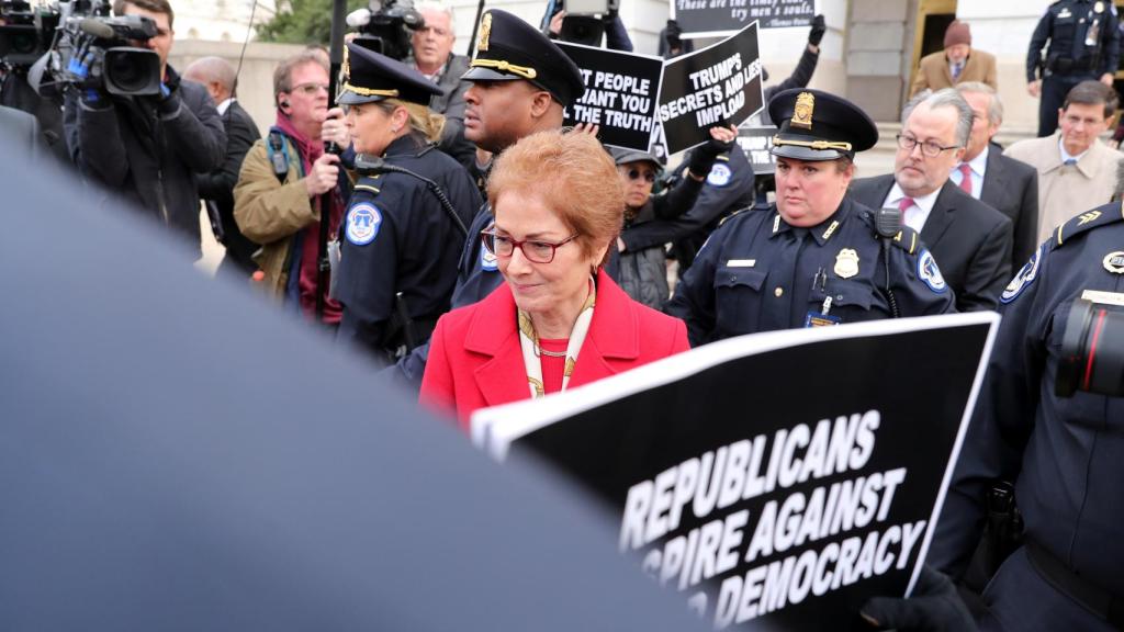 La exembajadora de EEUU en Ucrania, Marie Yovanovitch, llegando a su declaración en el Congreso.