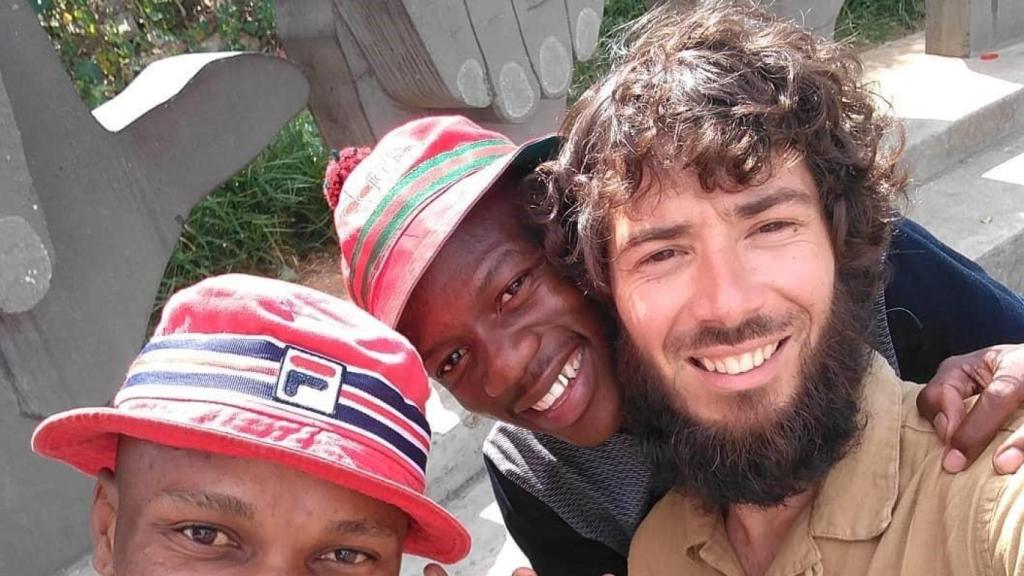 Pablo López Orosa, a la derecha, durante una estancia en Sudáfrica.