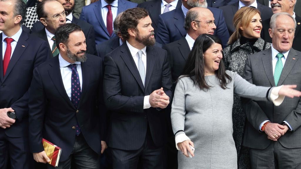 Abasca, con el libro de Maeztu, y el resto de diputados de Vox en el Congreso.