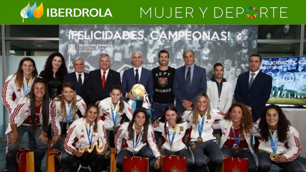 La campeonas del mundo de fútbol playa junto a Luis Rubiales