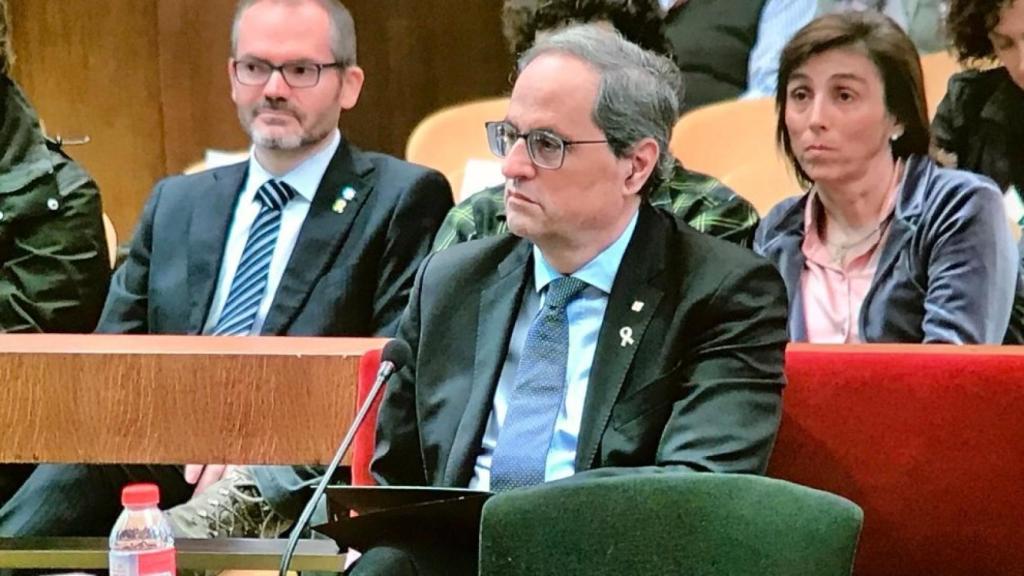 Quim Torra sentado en el banquillo en el TSJC