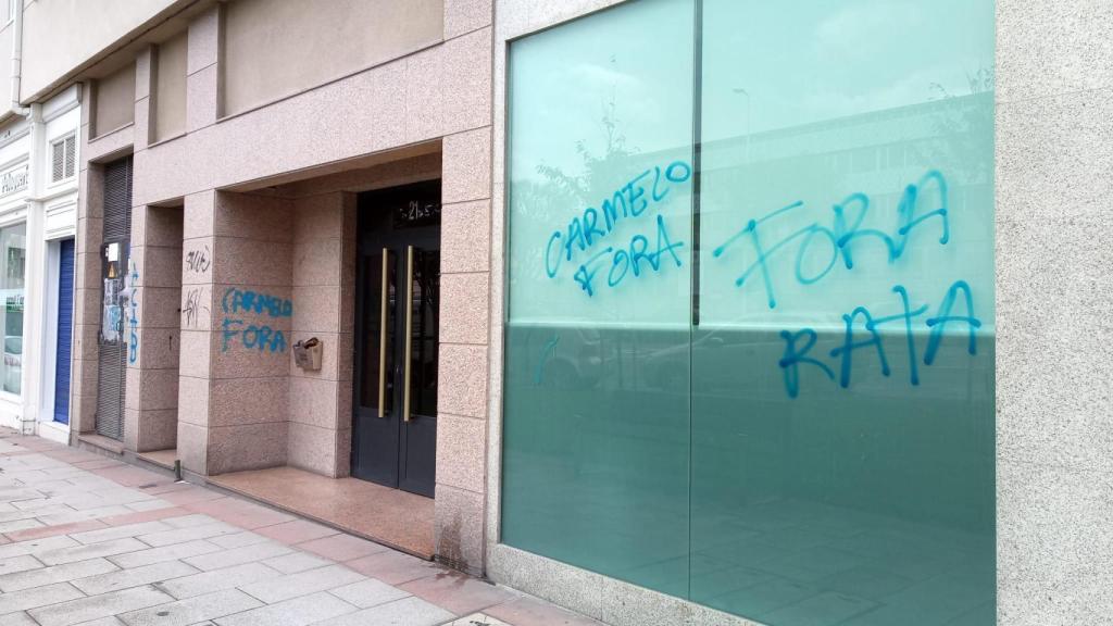 Llenan de pintadas el domicilio de Carmelo del Pozo, director deportivo del Dépor